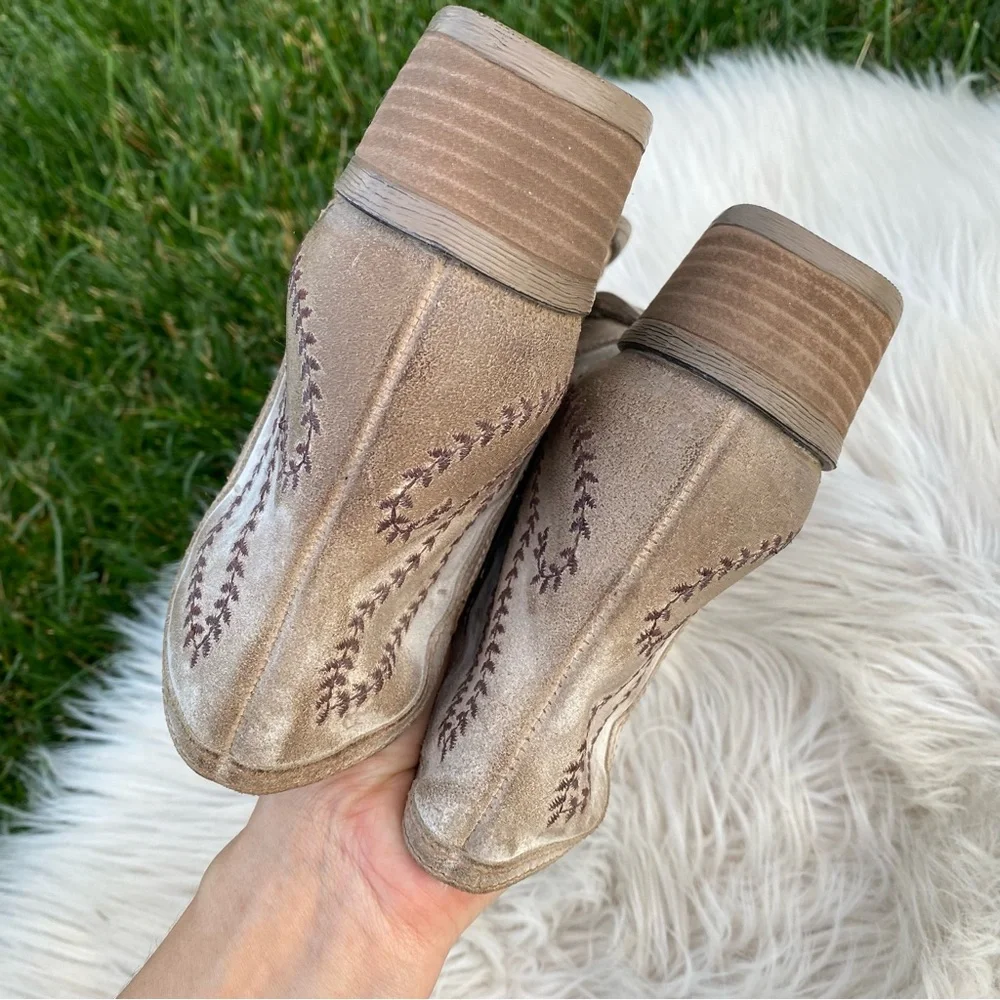 Sterling River Taupe Embroidered Ankle Booties 7 EUC